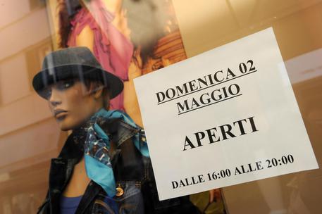 Negozi chiusi la domenica, Di Maio accelera. Gdo contro