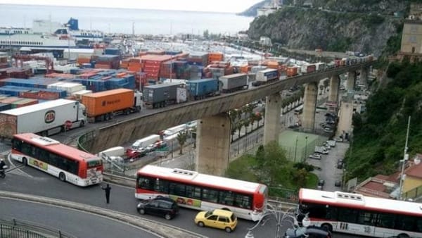 Viadotto Gatto, buio pesto: “Traffico dei ciclomotori su via Croce”