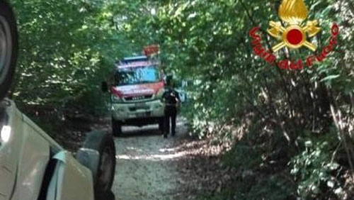 Si ribaltano con il furgone e finiscono fuori strada, 3 feriti nel salernitano