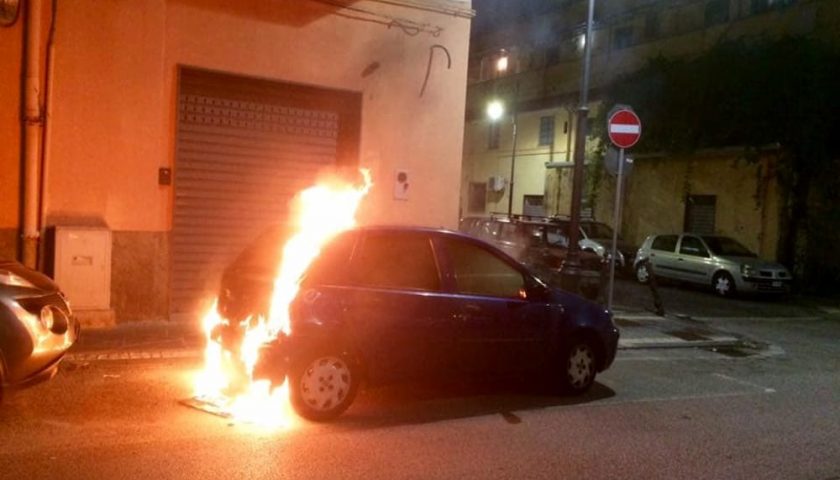 Auto in fiamme a Pontecagnano, indagini in corso