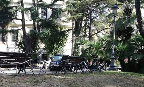 Auto parcheggiata in piazza San Francesco, la foto diventa virale