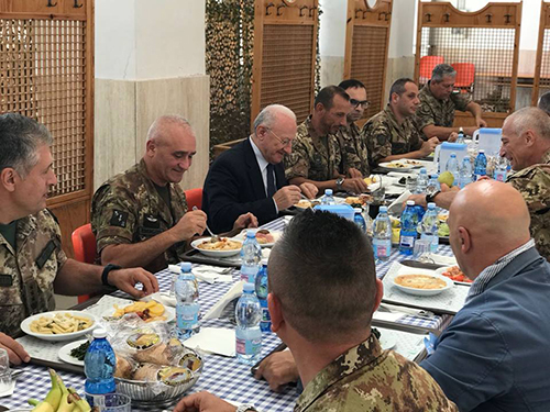 De Luca in visita nella caserma dove ha fatto il militare