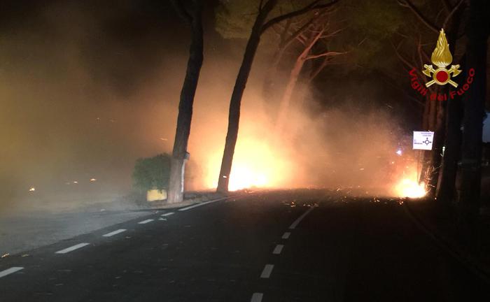 Pisa: vasto incendio, 500 sfollati, 600 gli ettari bruciati