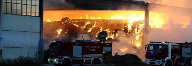 Fiamme a Roccadaspide,  incendio distrugge capannone