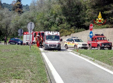 Auto con tre ragazzi a bordo nel burrone a Bracigliano