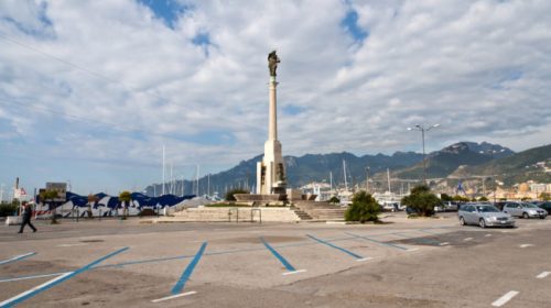 Salerno, minacce e tensioni nella notte in piazza della Concordia