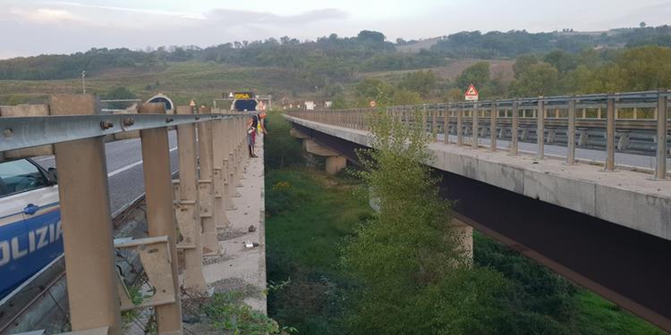 Si gettano da un ponte tra Contursi e Campagna: gravemente feriti