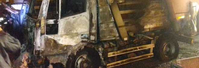 Raid nel Salernitano, dati alle fiamme 4 camion per la raccolta rifiuti