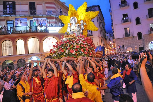 Salerno si ferma per San Matteo tra processione e fuochi pirotecnici
