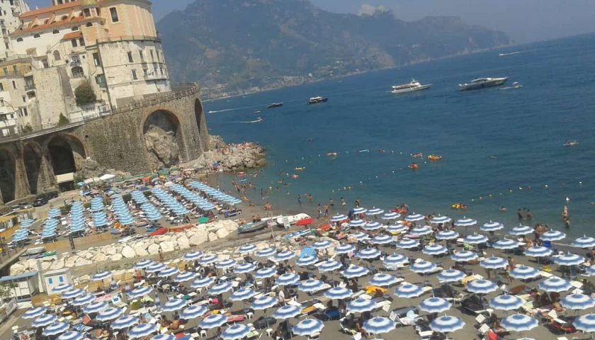 Nudi in spiaggia per cambiare il costume, la gente grida allo scandalo