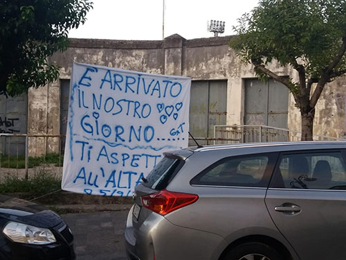 “È arrivato il nostro giorno, ti aspetto all’altare”: striscione prima del matrimonio a Salerno