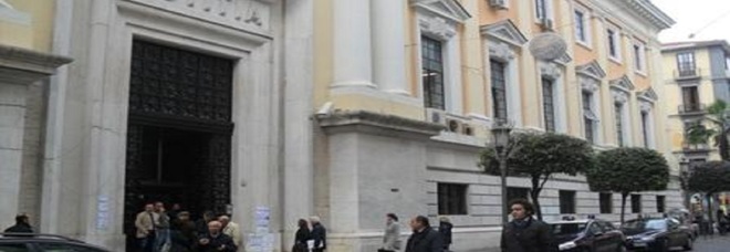 Abusi su una 13enne, la procura chiede condanne bis per la madre e l’amico