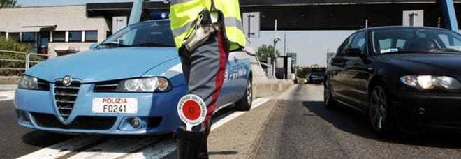 A folle velocità senza polizza: bloccato sull’A3, picchia gli agenti