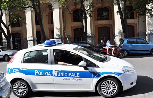 Auto con targhe straniere a Salerno: scattano i controlli dei Vigili