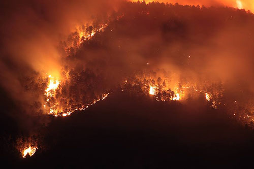 Fiamme a Positano, a rischio la viabilità sulla Strada Statale