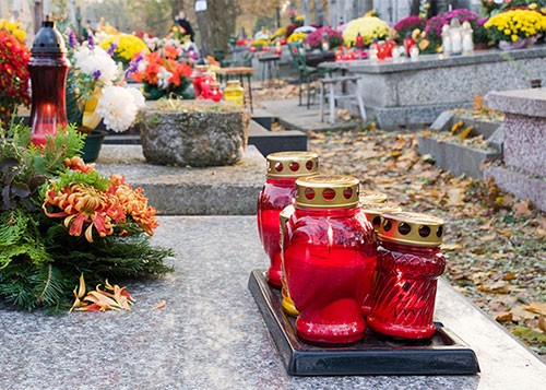 Rubano nei cimiteri salernitani, razzie sulle tombe dei bambini