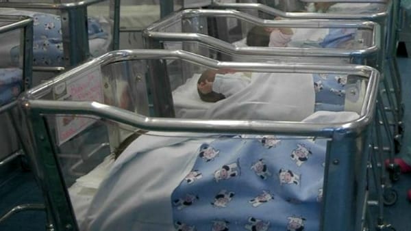 Nato in casa a Teggiano, neonato muore nel reparto di terapia intensiva neonatale del Ruggi