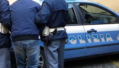 Svaligia un’edicola a Battipaglia e resta ferito: soccorso e arrestato dai poliziotti