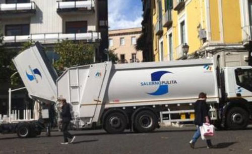 Città sporca, operaio di Salerno Pulita: “Le colpe non sono solo nostre”