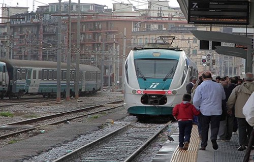 Treni soppressi e lunghe attese ai passaggi a livello, la denuncia