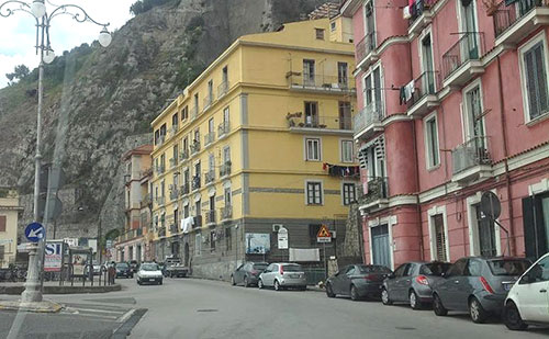 Salerno, raccolta firma dei residenti di via Benedetto Croce contro il doppio senso