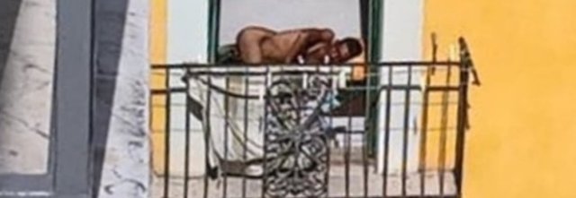 Africani nudi sul balcone, la rivolta dei cittadini ebolitani