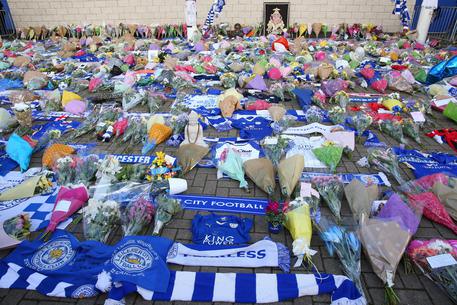 Leicester: sgomento in città, fiori dinanzi allo stadio