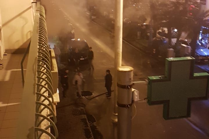 Paura a Corso Garibaldi, in fiamme il bar Grillo