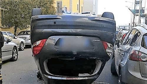 Incidente a Salerno: auto sbanda e si ribalta