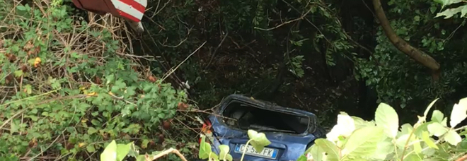 Finisce con l’auto nel dirupo, salvata dagli alberi e dai vigili del fuoco