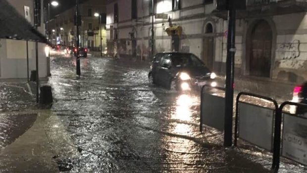 Allerta meteo della Protezione Civile Campania, da domani alle ore 12 e per 24 ore codice arancione: tornano piogge e temporali