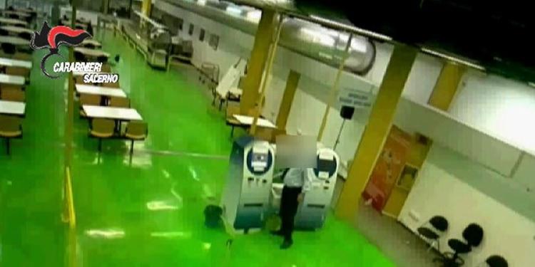 Ruba soldi dalle casse automatiche della mensa universitaria di Salerno, nei guai dipendente