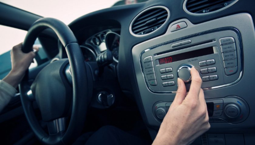 Musica in auto, quale mettere per rimanere svegli