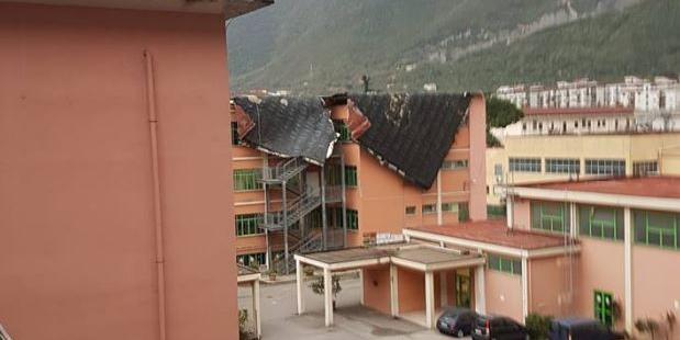 Maltempo nel Salernitano: disagi nel capoluogo e a Scafati, a Nocera divelto il tetto di una scuola