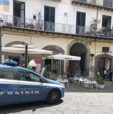 Salerno: derubata cliente di una gioielleria in Piazza Portanova