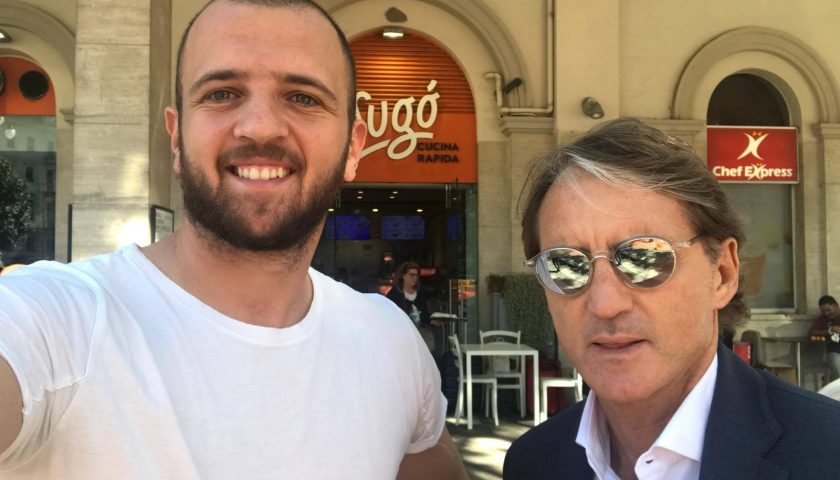 Il CT azzurro Roberto Mancini in vacanza fa sosta a Salerno