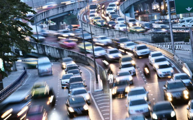 Aumentare i limiti di velocità migliorerebbe il traffico?