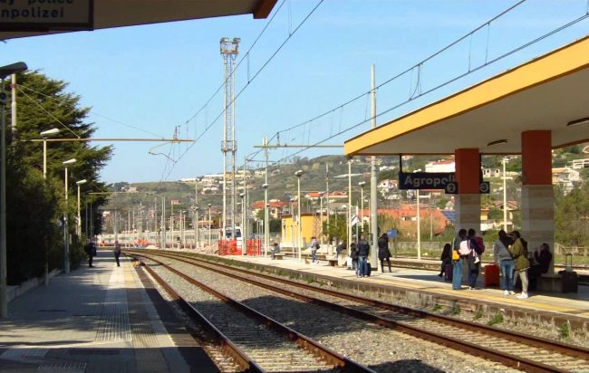 Tenta il suicidio alla stazione di Agropoli, salvato da un ufficiale della Capitaneria di Porto