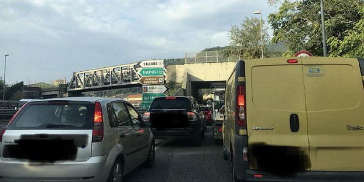 Fisciano, pendolari stremati dal traffico: «Un’ora dall’Irno a Salerno»