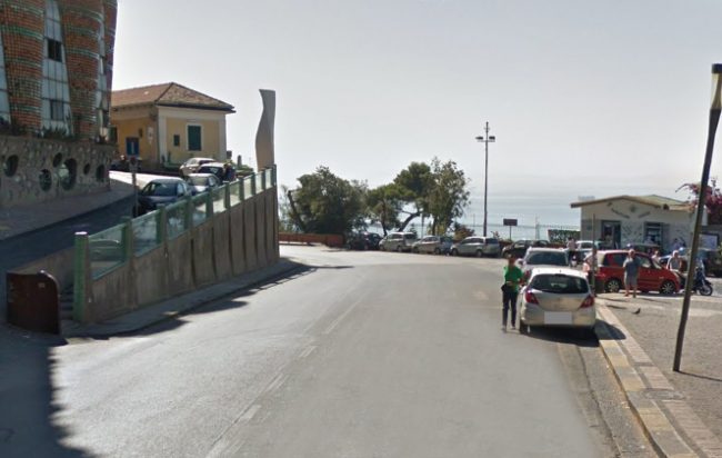 Mattinata di follia a Vietri sul Mare, donna scende dall’auto per picchiare la rivale in amore