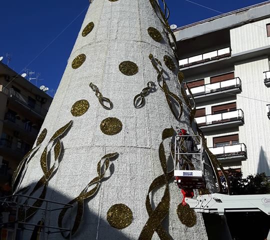 Salerno, scompare la S dall’albero di Natale a piazza Portanova, il mistero s’infittisce…