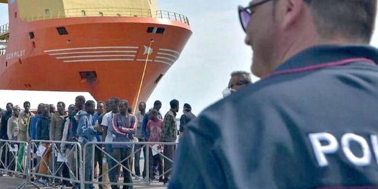 Migranti a Salerno, la scure su chi li assiste