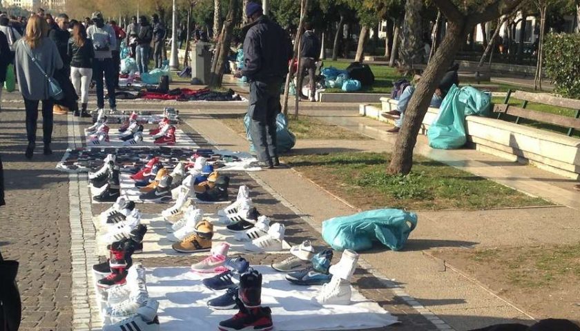 Blitz sul lungomare di Salerno contro gli ambulanti irregolari che scappano, sequestro merce