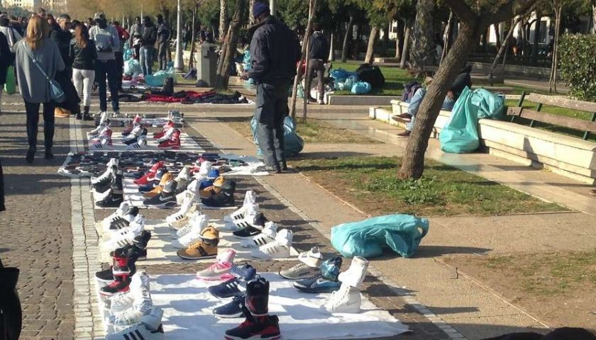 Vendita ambulante abusiva: Polizia Municipale di Salerno in azione in varie zone della città