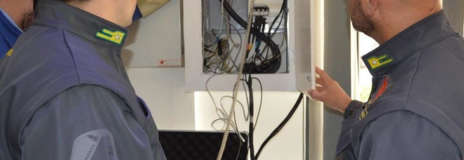 Allacci abusivi alla rete elettrica. Denunciato ristoratore e due gestori di bar