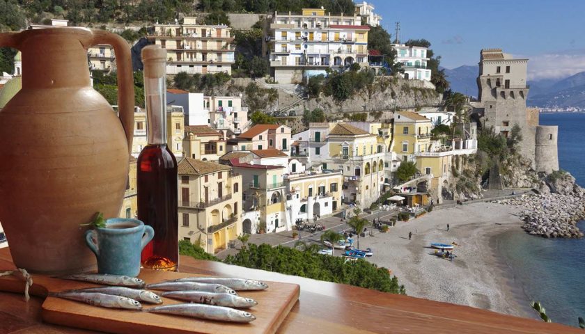 A Cetara il sindaco chiude la spiaggia libera, bagnanti sgomberati dai vigili