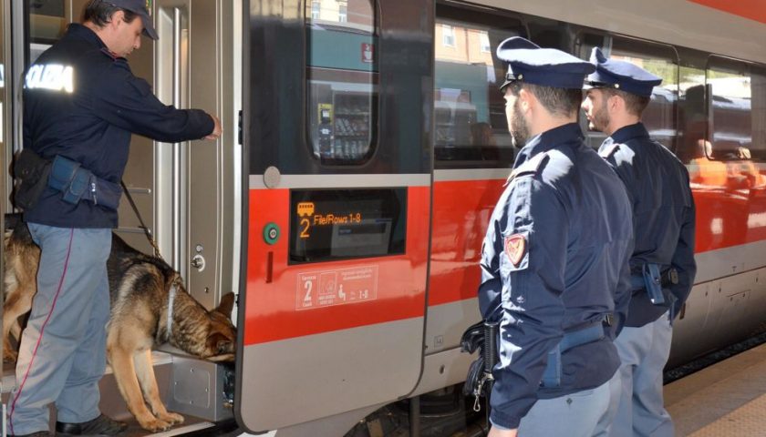 Stazioni Sicure, anche in Campania controlli straordinari a viaggiatori e bagagli: arresti e denunce