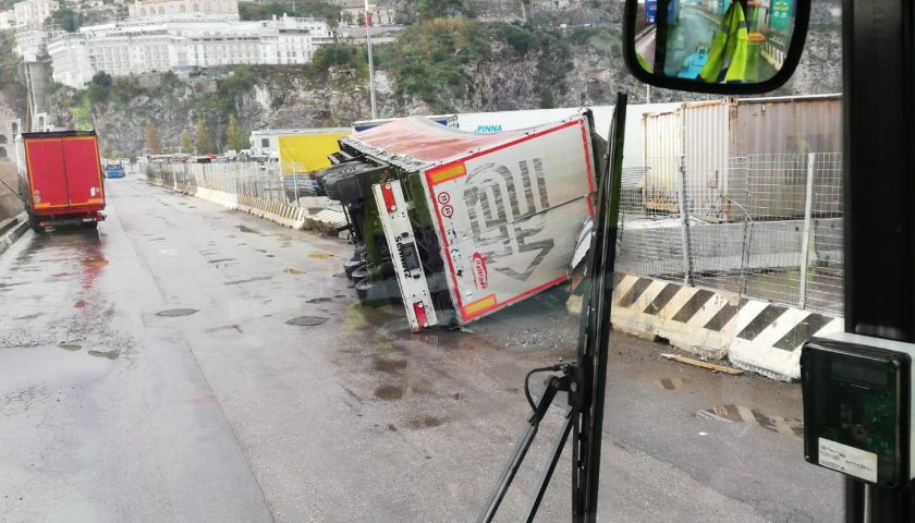 Tromba d’aria al porto di Salerno: nessun ferito, attività riprese ma ci sono dei container finiti in acqua