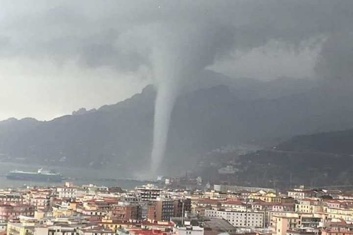 Salerno: tromba d’aria si avvicina al centro città, danni al terminal dei container – VIDEO