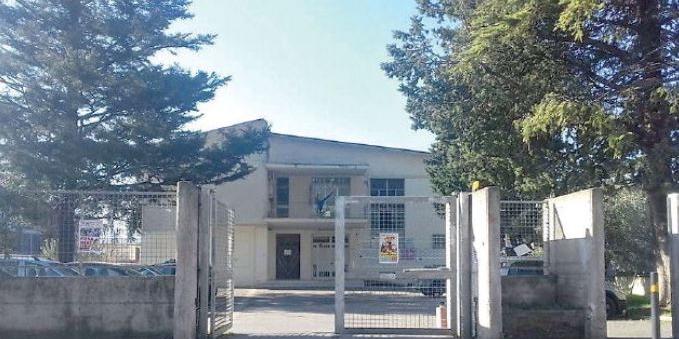 I ladri entrano a scuola, portati via nove computer a Sarno